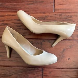 Comfort plus by predictions nude patent leather heels